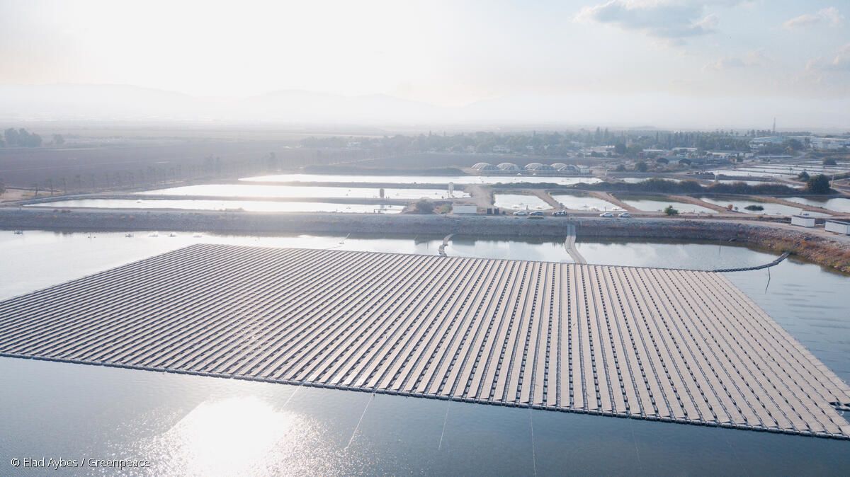 תחנת כח סולארית במעלה גילבוע אשר צפה על בריכת דגים