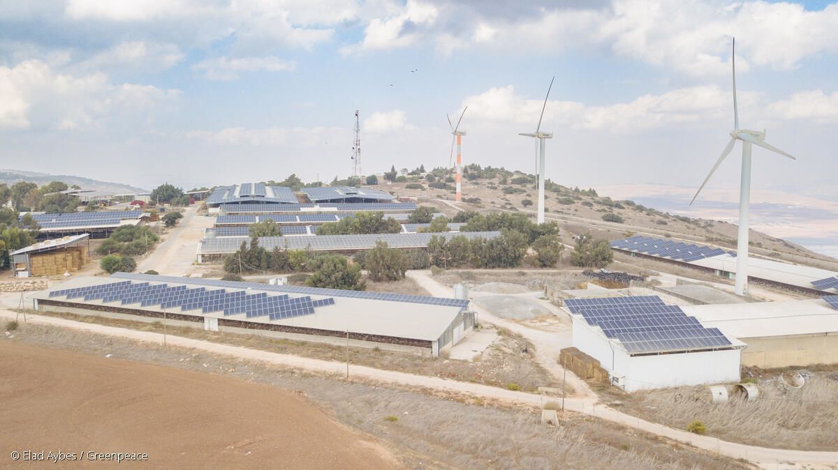 שילוב של פאנלים סולארים, טורבינות רוח ומאגר מים לאגירת אנרגיה, בקיבוץ מעלה גלבוע (ישראל)