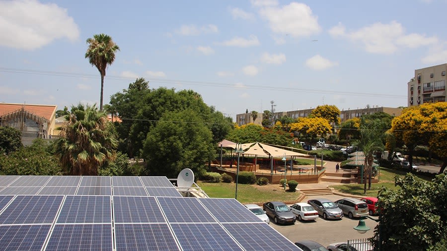 בית עם מערכת גג סולארית בנס ציונה (ישראל)