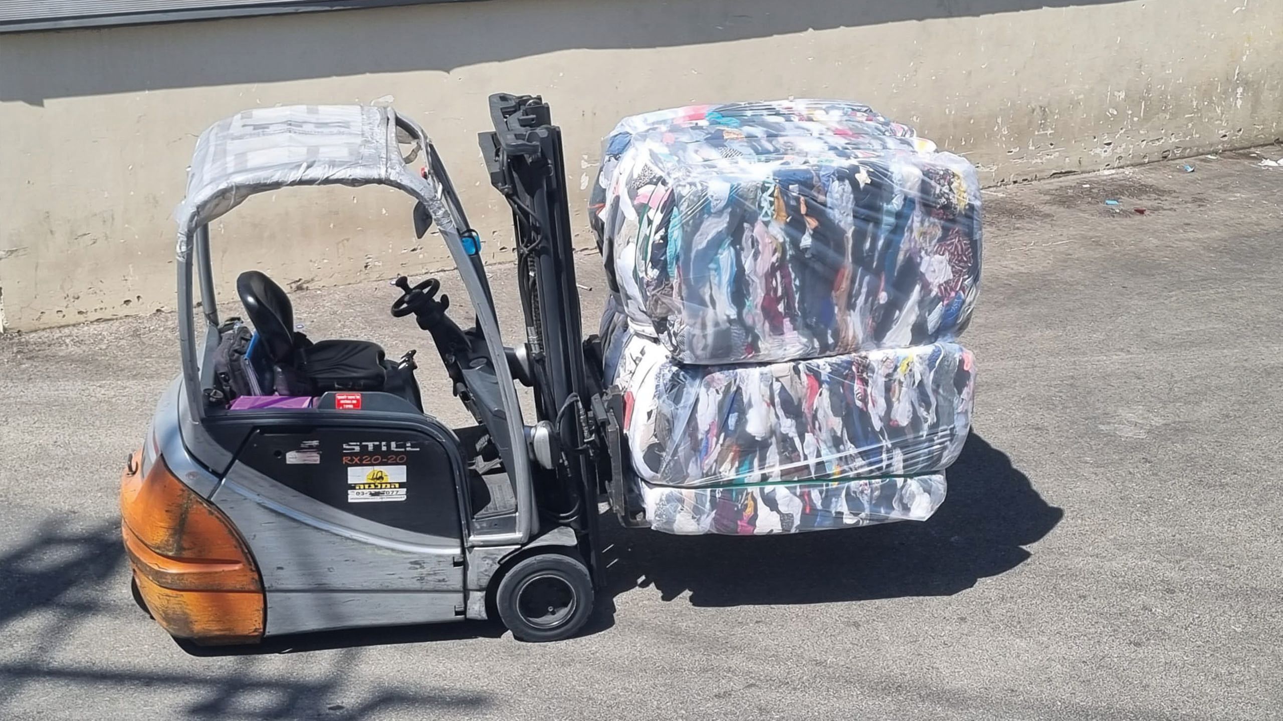 חבילות בגדים למשלוח במפעל רוזניר באזור התעשייה ברקן