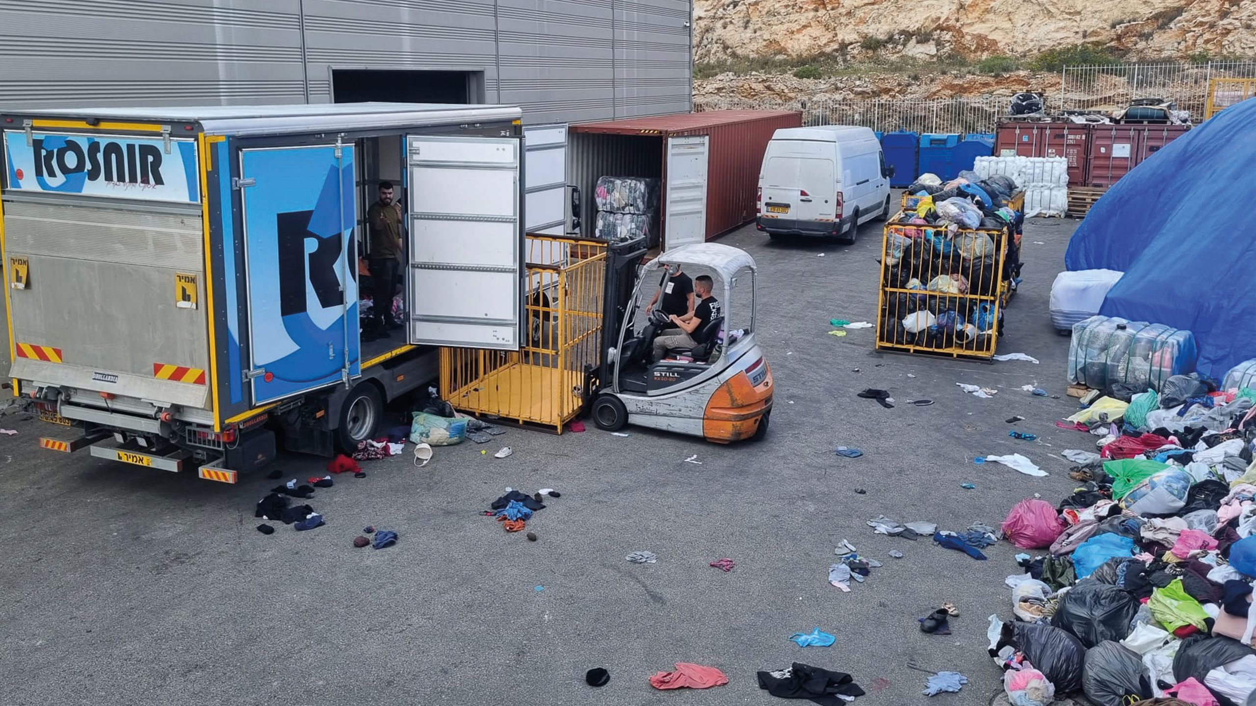 חבילות בגדים למשלוח במפעל רוזניר באזור התעשייה ברקן